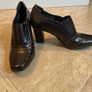 Franco Sarto almost new size 8 dark brown 3 inch shoes; pleated front